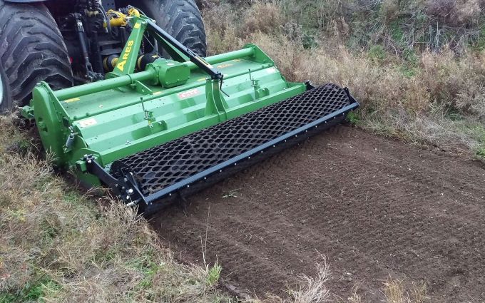 Ein Traktor mit Umkehrfräse erneuert den Boden