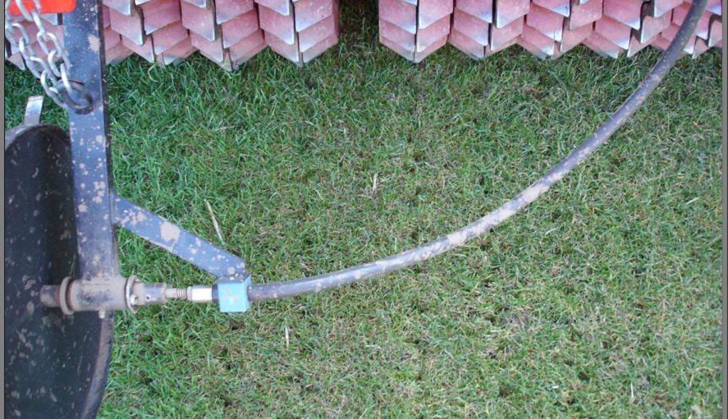 Detailansicht von oben auf frisch nachgesäten Rasen mit GreenMaster-System